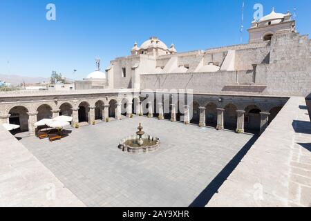 Blick von der Spitze des Kreuzgangs und der Kirche der Compagnia Arequipa Peru Stockfoto