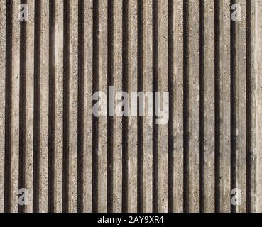 Strukturierte Betonwand aus Gussbeton mit vertikalen Linien und Streifen Stockfoto