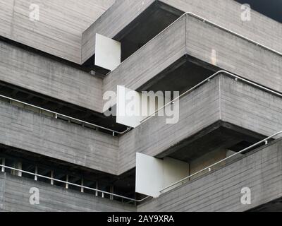 Details von Geländern und Balkonen auf einem alten brutalistischen Betonbau Stockfoto