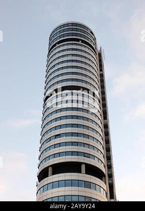 Vertikaler Blick auf den Bridgewater Place, der die höchste Struktur in leeds gegen einen blauen bewölkten Himmel errichtet Stockfoto