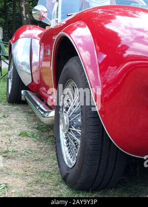 Seitenansicht des Auspuffs und der Räder eines seltenen Vintage AC Cobra Sports Car auf dem Display Stockfoto