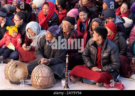 Musiker und Publikum auf dem Gustor Festival, Spituk Gompa, Leh, Ladakh Stockfoto