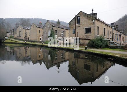 Straßen von Reihenhäusern neben dem rochdale Kanal in hebden Brücke mit Reflexionen im Wat Stockfoto