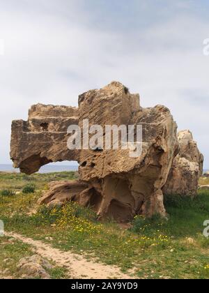 Freiliegendes Grab aus gehauenem Stein mit Stufen im Grab des Königsbereichs in paphos zypern Stockfoto