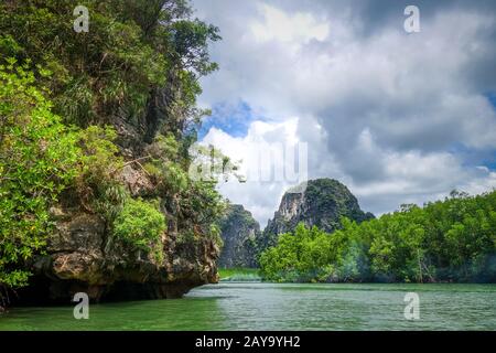 Mangrove und Klippen in der Phang Nga Bay, Thailand Stockfoto