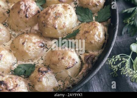 Junge Kartoffeln mit Quark sind im Ofen gebacken. Stockfoto