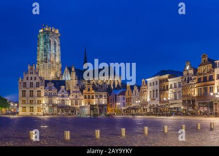 Mechelen, Belgien - 02. Mai 2017: Grote Markt in Mechelen bei Sonnenuntergang Stockfoto