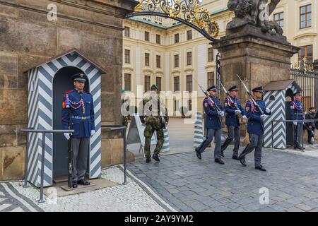 Prag Tschechien - 19. Oktober 2017: Wachwechsel im Präsidentenpalast in der Prager Burg Stockfoto