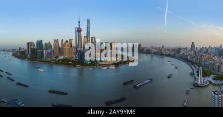 Shanghai, China - 23. Mai 2018: Blick auf den Sonnenuntergang über der modernen Skyline von Pudong in Shanghai, China Stockfoto