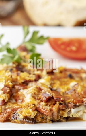 Nahaufnahme von Rühreiern mit Speck Stockfoto