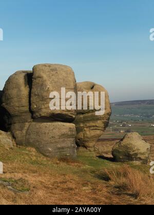 Felsbrocken an den Bridestones eine große Gruppe von Gritstone-Felsformationen in der West yorkshire Landschaft Stockfoto