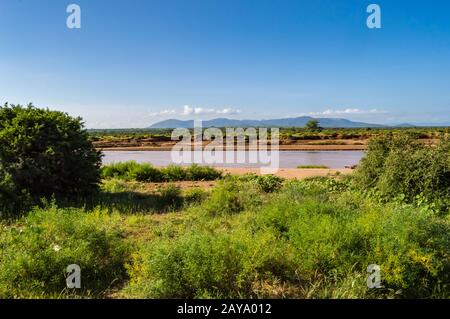 Blick auf den Fluss Ewaso Ng'iro in der Savanne Stockfoto