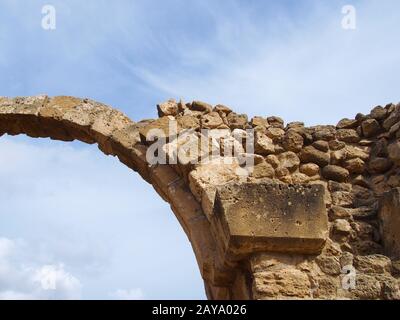 Steinbogen bei Sarananta Kolones, einem zerstörten, im 7. Jahrhundert erbauten, zyprischen Fort in paphos Stockfoto