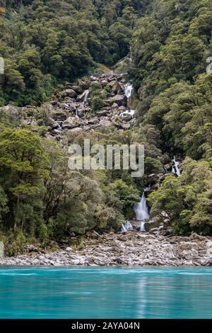 Türkisfarbenes Wasser und Wasserfälle von Roaring Billy fällt, vertikale Ansicht Stockfoto
