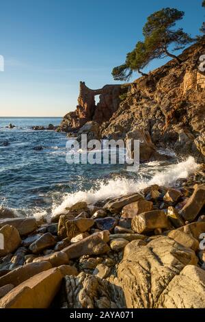 FUSSGÄNGERBRÜCKE CALA DELS FRALES LLORET DE MAR COSTA BRAVA KATALONIEN SPANIEN Stockfoto