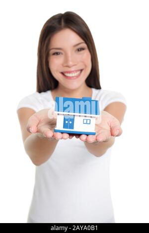 Hausbesitzer des ersten Hauses, das Kleinhaustspielzeug für Immobilienkredite, Darlehen, Versicherungskonzept in Händen hält. Stockfoto