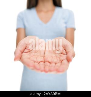 Anzeigen offener leerer Hände Frau zum halten von Produktobjekten, Copyspace. Gekuppelte Hände. Spenden, Wohltätigkeitsorganisationen, Spenden Konzept. Stockfoto