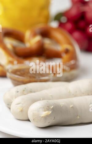 Bayerische Kalbswurst mit Brezel Stockfoto