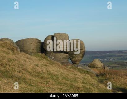 Die Bridestones eine Gruppe von Gritstone-Felsformationen in der Landschaft West yorkshire in der Nähe von todmorden Stockfoto