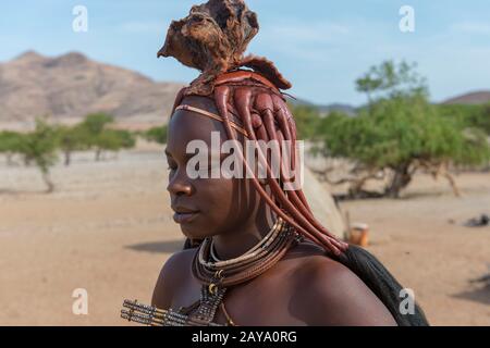 Porträt einer Himba-Frau in einer Himba-Siedlung im Damaraland im Nordwesten von Namibia. Stockfoto