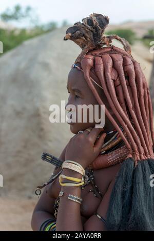 Porträt einer Himba-Frau in einer Himba-Siedlung im Damaraland im Nordwesten von Namibia. Stockfoto