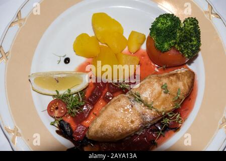 Leckeres Fischgericht - Fischfilet mit Kartoffeln und Gemüse aus der Vogelperspektive Stockfoto