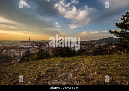 Farbenfroher Herbst-Sonnenuntergang über der Mikulov Stadt, Mähren, Tschechien Stockfoto