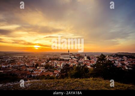 Farbenfroher Herbst-Sonnenuntergang über der Mikulov Stadt, Mähren, Tschechien Stockfoto