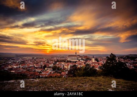 Farbenfroher Herbst-Sonnenuntergang über der Mikulov Stadt, Mähren, Tschechien Stockfoto