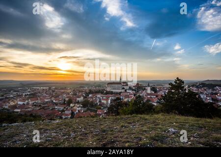 Farbenfroher Herbst-Sonnenuntergang über der Mikulov Stadt, Mähren, Tschechien Stockfoto