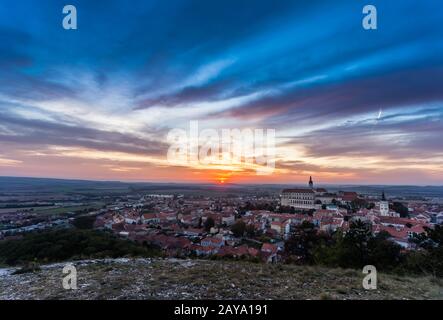 Farbenfroher Herbst-Sonnenuntergang über der Mikulov Stadt, Mähren, Tschechien Stockfoto