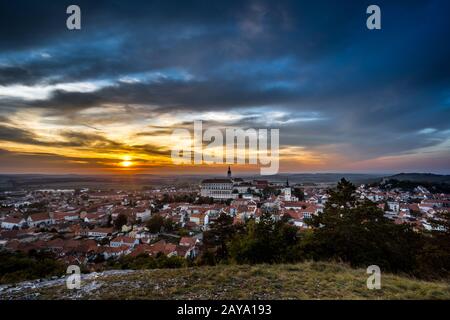 Farbenfroher Herbst-Sonnenuntergang über der Mikulov Stadt, Mähren, Tschechien Stockfoto