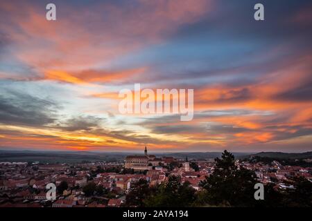 Farbenfroher Herbst-Sonnenuntergang über der Mikulov Stadt, Mähren, Tschechien Stockfoto