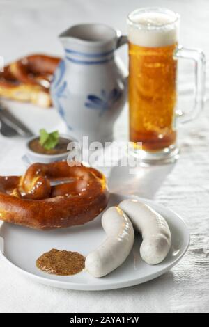 Bayerische Weißwürste mit Brezel Stockfoto