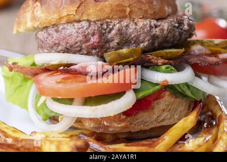 Close-up für einen Hamburger mit Pommes frites Stockfoto