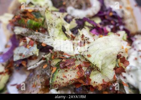 Nahaufnahme von Gewürzen auf einem Kebab Stockfoto