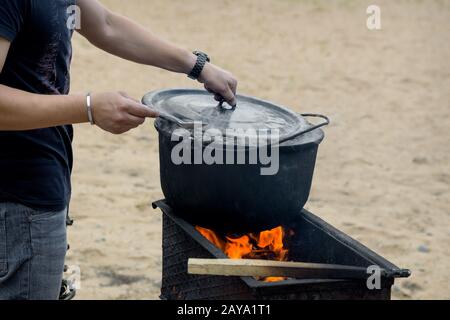 Im Topf auf dem Feuer zubereiten. Stockfoto