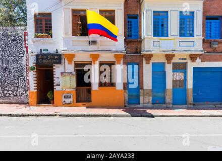 Bogota-Geschäfte in den farbenfrohen Gebäuden des Stadtteils Candelaria Stockfoto