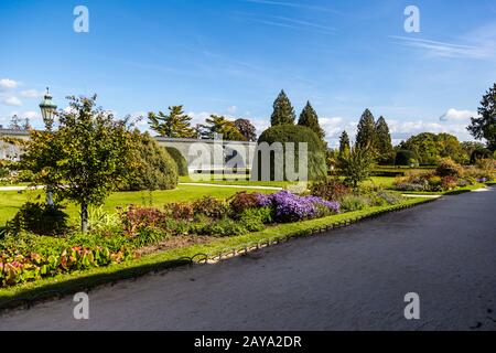 Schloss Lednice mit monumentalem Gartenpark Stockfoto