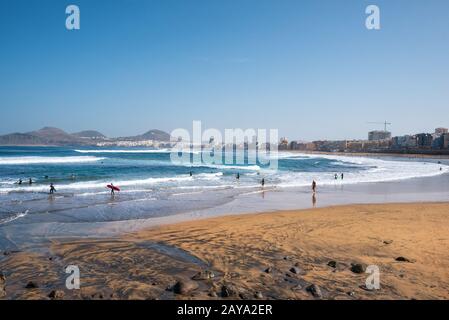 Las Palmas, Spanien - 3. März 2019: Surfer am Strand Las canteras, Las Palmas de Gran Canaria Spanien. Stockfoto