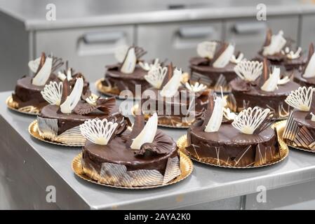 Mehrere Kuchen in der Küche der Konditorei. Süßer Hintergrund Stockfoto