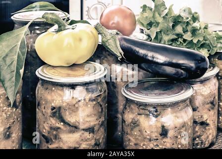Home Canning: eingemachtes Gemüse in Gläsern. Stockfoto