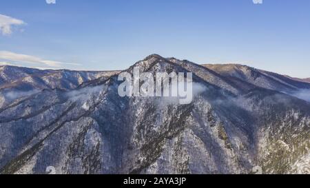 Lagonaki Plateau im westlichen Kaukasus. Antenne Bergblick im Morgenlicht. Stockfoto