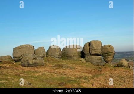 Blick auf die Spitze der Bridestones eine große Gruppe von Gritstone-Felsformationen im Westen yorkshire Landes Stockfoto