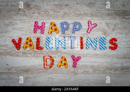 Fröhlicher Valentinstag aus bunten Buchstaben auf dem Hintergrund der Eiche Stockfoto