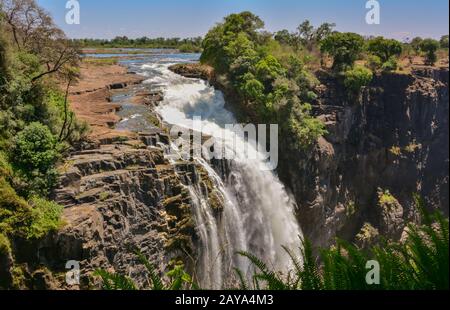 Victoria Falls ist ein Wasserfall in der Nähe der Städte Victoria Falls in Simbabwe und Livingstone in Zambi Stockfoto