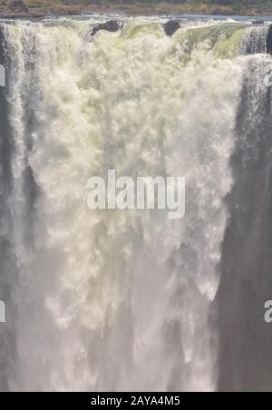 Victoria Falls ist ein Wasserfall in der Nähe der Städte Victoria Falls in Simbabwe und Livingstone in Zambi Stockfoto