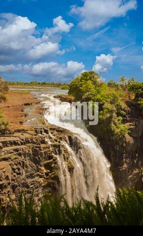 Victoria Falls ist ein Wasserfall in der Nähe der Städte Victoria Falls in Simbabwe und Livingstone in Zambi Stockfoto