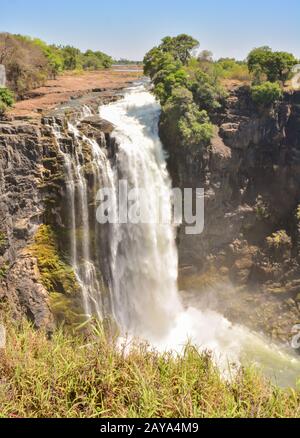 Victoria Falls ist ein Wasserfall in der Nähe der Städte Victoria Falls in Simbabwe und Livingstone in Zambi Stockfoto