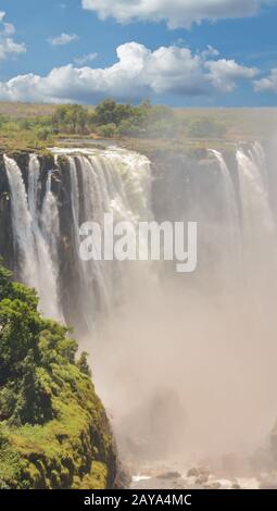 Victoria Falls ist ein Wasserfall in der Nähe der Städte Victoria Falls in Simbabwe und Livingstone in Zambi Stockfoto